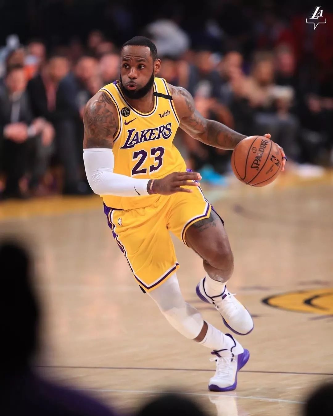 TA：旗帜与歌声并行，球迷组织让曼联主场再度鲜活（TA：旗海与歌浪齐起，球迷组织重焕曼联主场活力）