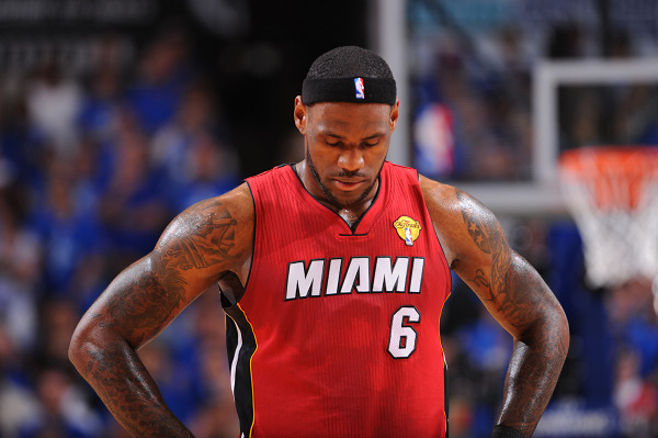 皇马连续三轮平局遇危机！西甲第19轮提前上演，白衣军团能否止住颓势？（皇马三连平陷入低谷？西甲第19轮提前打响，白衣军团能否扭转颓势）