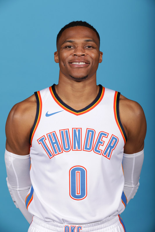 张镇麟表现抢眼，半场贡献8分2助1帽（张镇麟状态火热，半场斩获8分2助攻1盖帽）