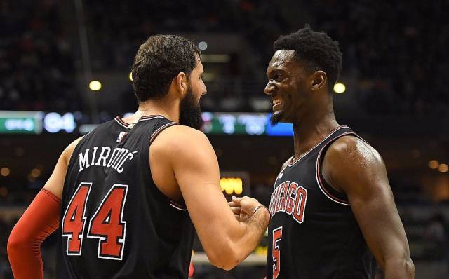 何宇鹏纪念捧杯： 一整季的重量都化为光芒，只为这一次触碰（何宇鹏捧起纪念杯：整季沉淀化作光辉，只为此刻的触碰）