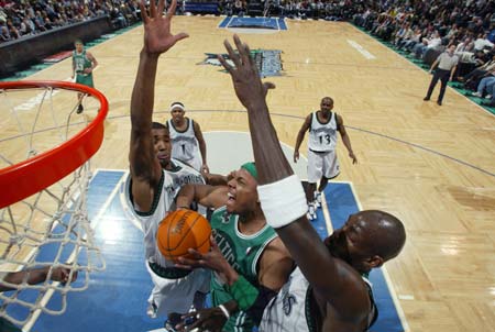 唐斯防守策略：且退且防的艺术（唐斯防守之道：退守中的智慧）