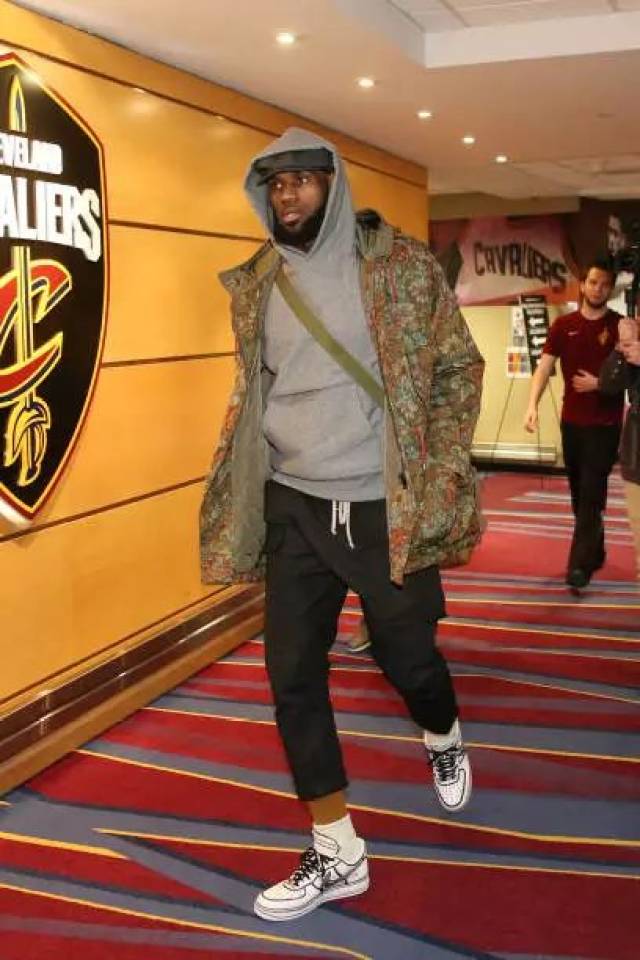 因伤无缘本场比赛，穆西亚拉在家用电视观看拜仁vs巴黎（因伤缺席本场，穆西亚拉居家电视观战拜仁对巴黎）