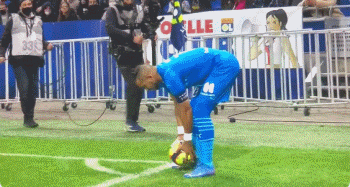 别样冬至大战！广东球员大巴昨日坏了 队员坐球迷公交车前往球馆（冬至大战现意外：广东队大巴故障，球员改乘球迷公交赶赴球馆）