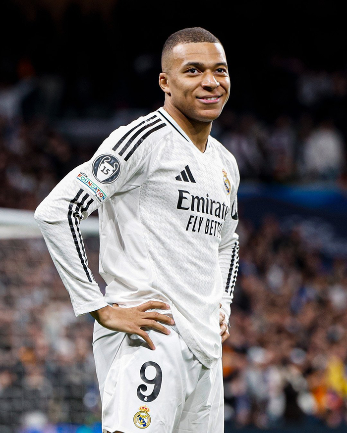 欧冠夺冠赔率：巴萨1赔4居首 大巴黎皇马紧追（欧冠冠军赔率：巴萨1赔4领跑，巴黎与皇马紧随其后）