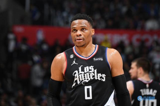 克尼佩尔超高难度后仰三分命中，黄蜂&猛龙进入加时赛！（克尼佩尔后仰高难三分飙中，黄蜂与猛龙战至加时！）