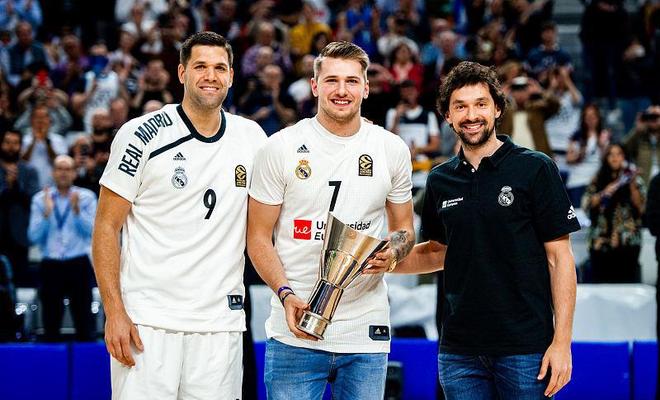 阿尔巴达成迈阿密百场里程碑，获赠纪念球衣+全队合影庆祝（阿尔巴迈阿密百场达成：获赠纪念球衣，与全队合影庆祝）