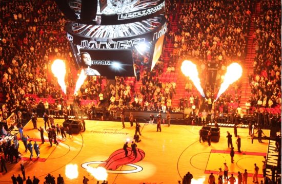 乔治娜晒在卡塔尔海边照片，蓝色紧身连衣裙尽显曼妙身姿（乔治娜晒卡塔尔海边美照，蓝色修身连衣裙彰显优雅曲线）