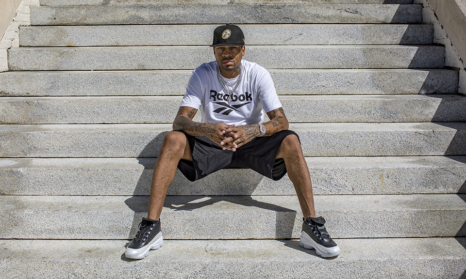 小伙高尔夫模拟器前打高尔夫，结果一杆打到消防喷淋头（男子在高尔夫模拟器前挥杆，一球误中消防喷头）