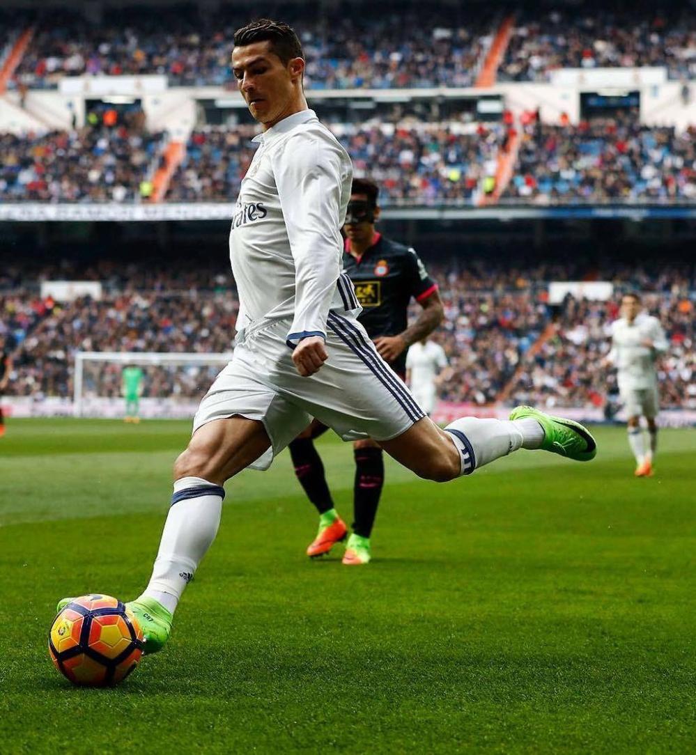 凯恩闪电帽子戏法，拜仁5-0横扫斯图加特，重回巅峰！（凯恩上演闪击帽子戏法，拜仁5-0大胜斯图加特，王者归来）