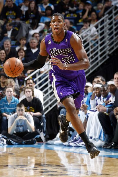 庆祝波兰独立日，莱万将纽约帝国大厦点亮为白红色（莱万为波兰独立日点亮纽约帝国大厦白红灯光）