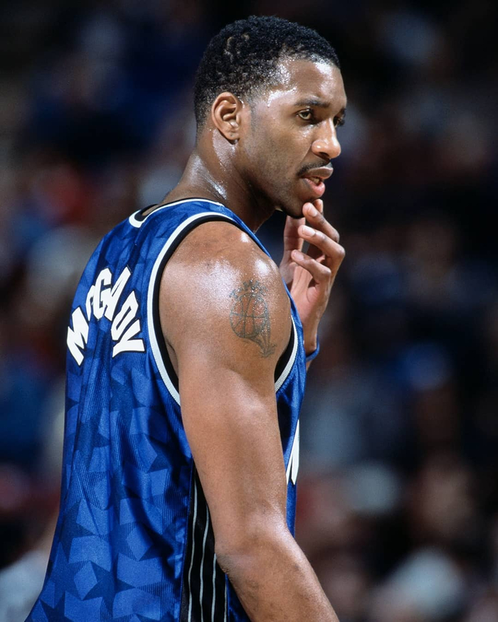 欧足联谈迪亚斯红牌：与对手腿部有强烈不合理接触，危及安全（欧足联回应迪亚斯红牌：对手腿部遭过度不当接触，存在安全风险）