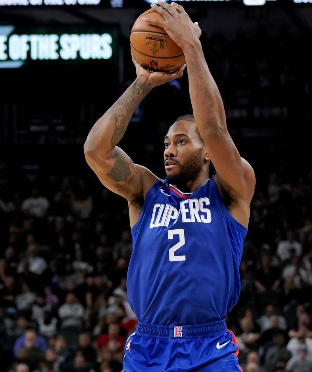 篮球湖人球员赛后接受媒体采访（赛后湖人队球员接受媒体采访）