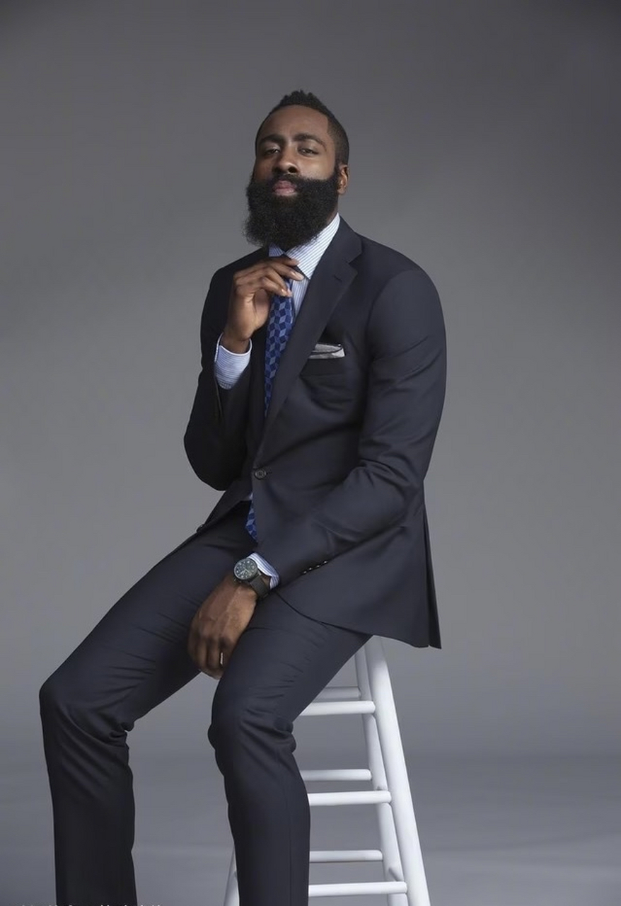 足球世界杯主题周边开售，球迷抢购（世界杯足球周边上新，球迷热购）