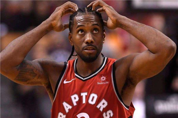 阿里纳斯：教练应该身穿西装在场边执教，这才是真的在乎比赛（阿里纳斯：教练穿西装站场边执教才是真正重视比赛）