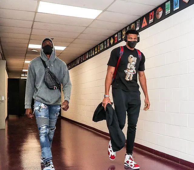 橙衣军团来袭！荷兰第12次跻身世界杯正赛，此前3次获得亚军（橙衣军团再出征：荷兰第12次晋级世界杯正赛，曾三度屈居亚军）