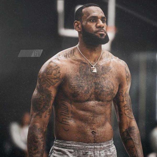 鱼缸论继续！霍伊伦双响助球队回榜首，头顶脚踢荣膺全场最佳（鱼缸论仍在发酵！霍伊伦梅开二度助队重返榜首，头顶脚踢加冕全场最佳）