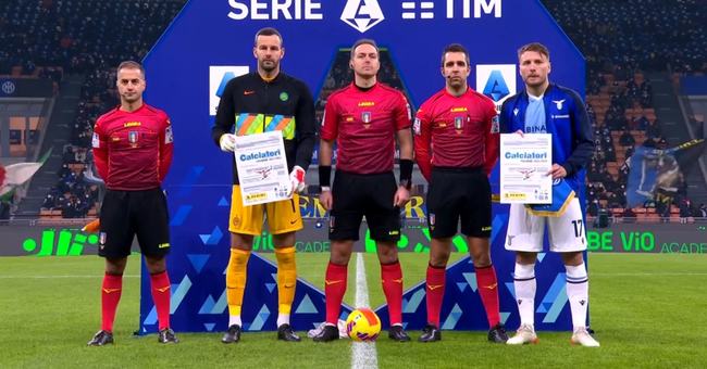 曼联官方分享本赛季全家福，男女足球员一同拍摄（曼联官方发布本赛季合照，男足女足齐亮相）