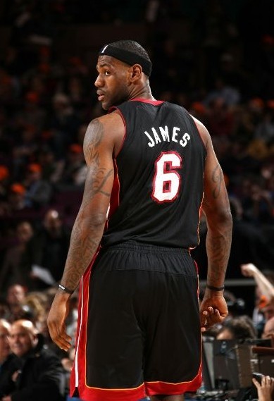 鲍威尔半场高效表现，成为球队得分王（鲍威尔半场高效输出，领跑球队得分）