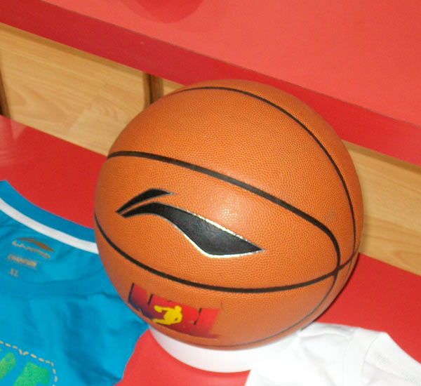 凯恩已在德甲10次完成帽子戏法，为该联赛历史第5多（凯恩德甲已收获10次帽子戏法，历史排名第5）