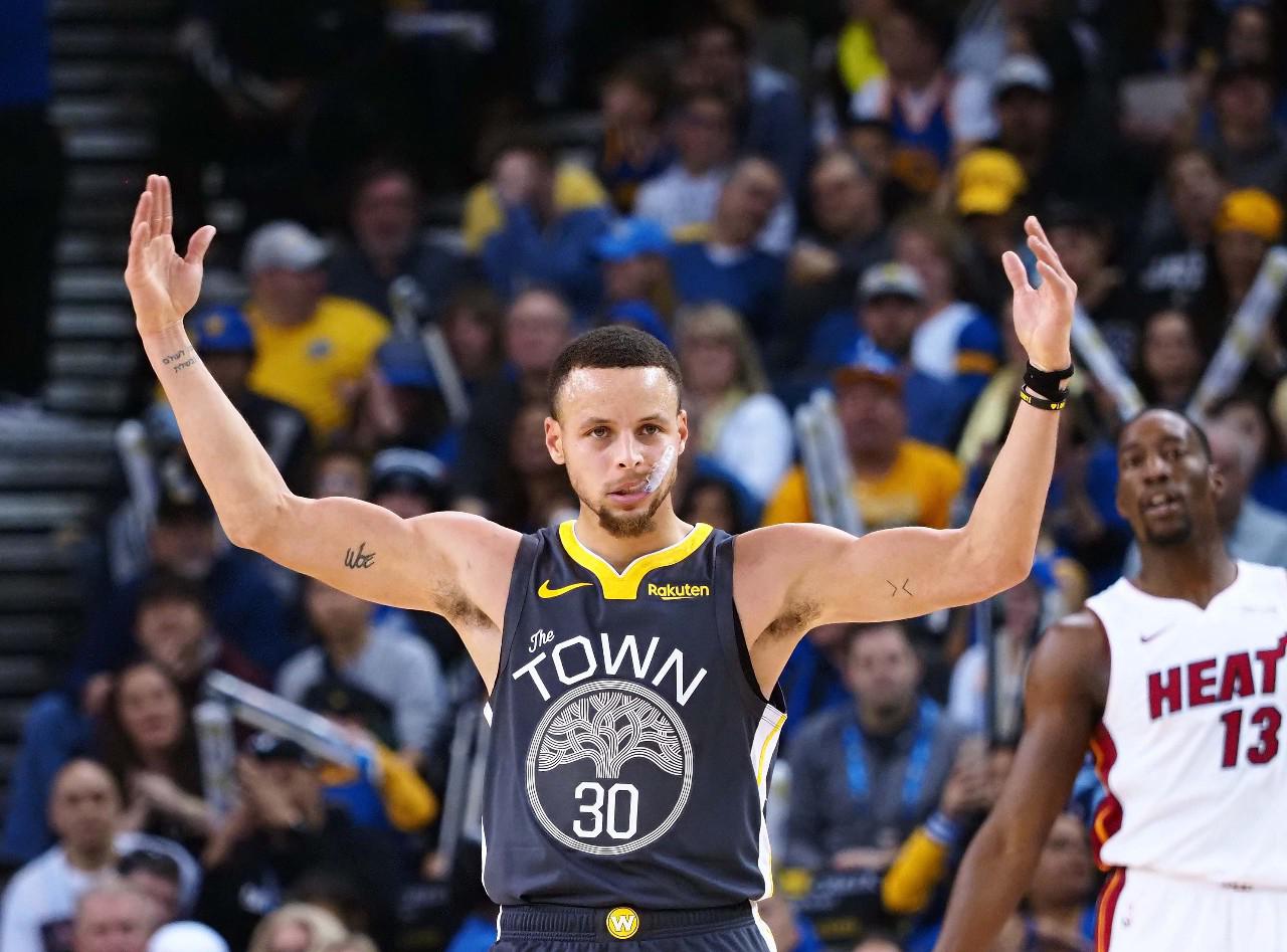 英超：曼联客场2-1击败莱斯特城（英超：曼联客场2-1力克莱斯特城）