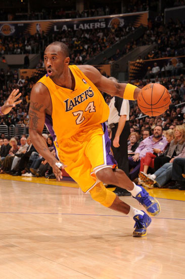 一家人整整齐齐！曼联官方晒25／26赛季合影：男女全队出镜（曼联发布25／26赛季全家福：男女一线队齐齐出镜）