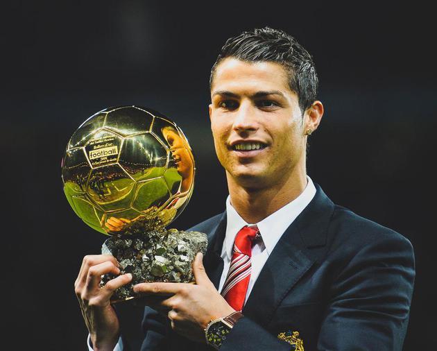 太阳报：贝克汉姆在一家高档酒吧举办派对，庆祝自己封爵（太阳报称贝克汉姆于高级酒吧办庆功宴，庆祝获封爵位）