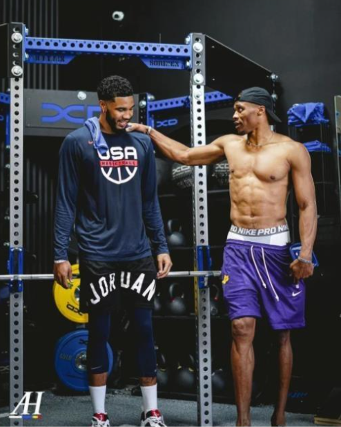 魏祥鑫：我还不是“全村的希望”，争取能踢出来在欧洲立足（魏祥鑫：还谈不上“全村的希望”，要踢出来并在欧洲站稳脚跟）