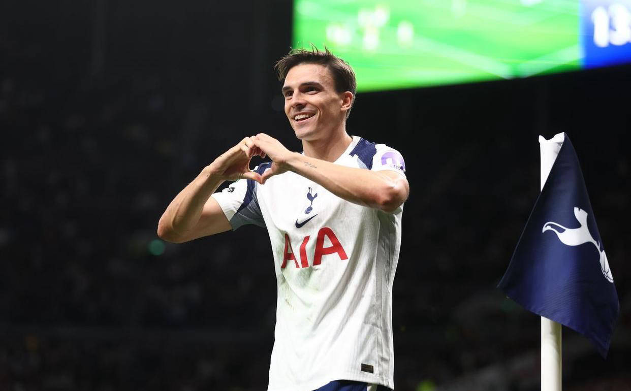 球迷怒喷后蹇韬回应：输球又怎么样？随后被韦世豪、甘超拦下（被球迷怒喷后，蹇韬回怼：输球怎么了？随即被韦世豪、甘超拉住）