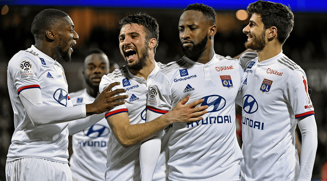 英超日本国脚与战犯照片合影，其俱乐部比赛在中国照常直播引球迷不满，咪咕客服回应（英超日本国脚被曝与战犯合影，其俱乐部在华比赛照常转播引球迷不满，咪咕客服回应）