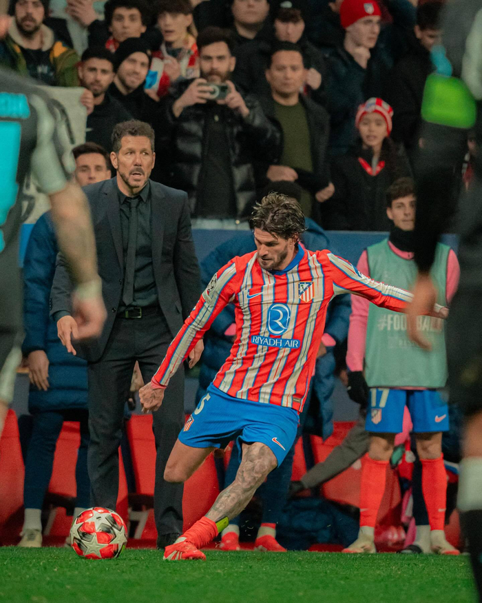 南通发布：苏超南通队载誉而归，3000多名球迷迎接城市英雄（南通发布：苏超南通队凯旋归来，三千余名球迷热情迎接城市骄傲）