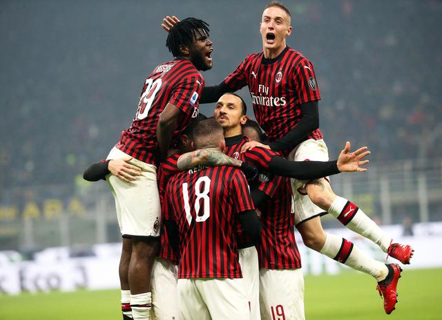 天王盖地虎！汉堡后卫复刻2017年吉鲁的神级蝎子摆尾（震撼全场！汉堡后卫复制2017年吉鲁神级蝎子摆尾）