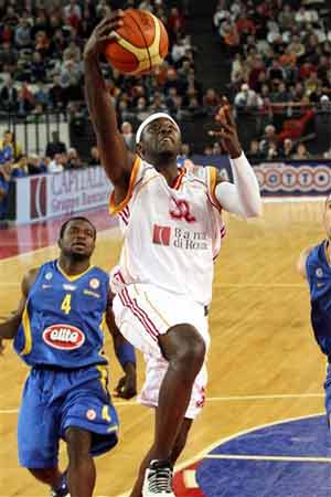 足球国足U23小将爆射破门，引网友赞叹（国足U23小将重炮破门，网友纷纷点赞）