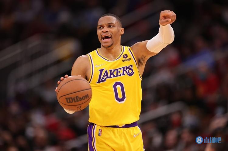 美媒晒图盛赞威少：他在国王，就好像一辆布加迪停在贫民窟（美媒配图夸赞威少：在国王阵中，他犹如贫民窟里的布加迪般耀眼）