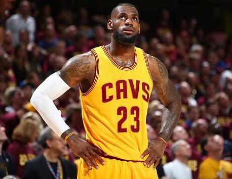 特雷-杨在圣诞前夕给他的小球迷Amari送来了圣诞惊喜（圣诞前夜，特雷-杨为小球迷Amari送上暖心惊喜）