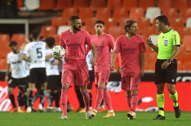 巴特勒单节8中5贡献12分，带领勇士反超6分（巴特勒单节8投5中拿下12分，助勇士反超对手6分）